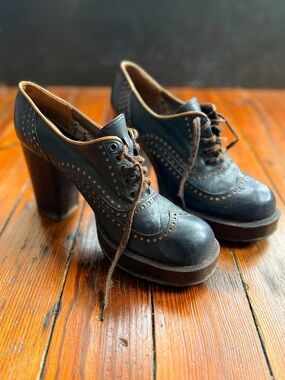 Vintage Corelli navy blue leather Oxford block 4” lace up heels